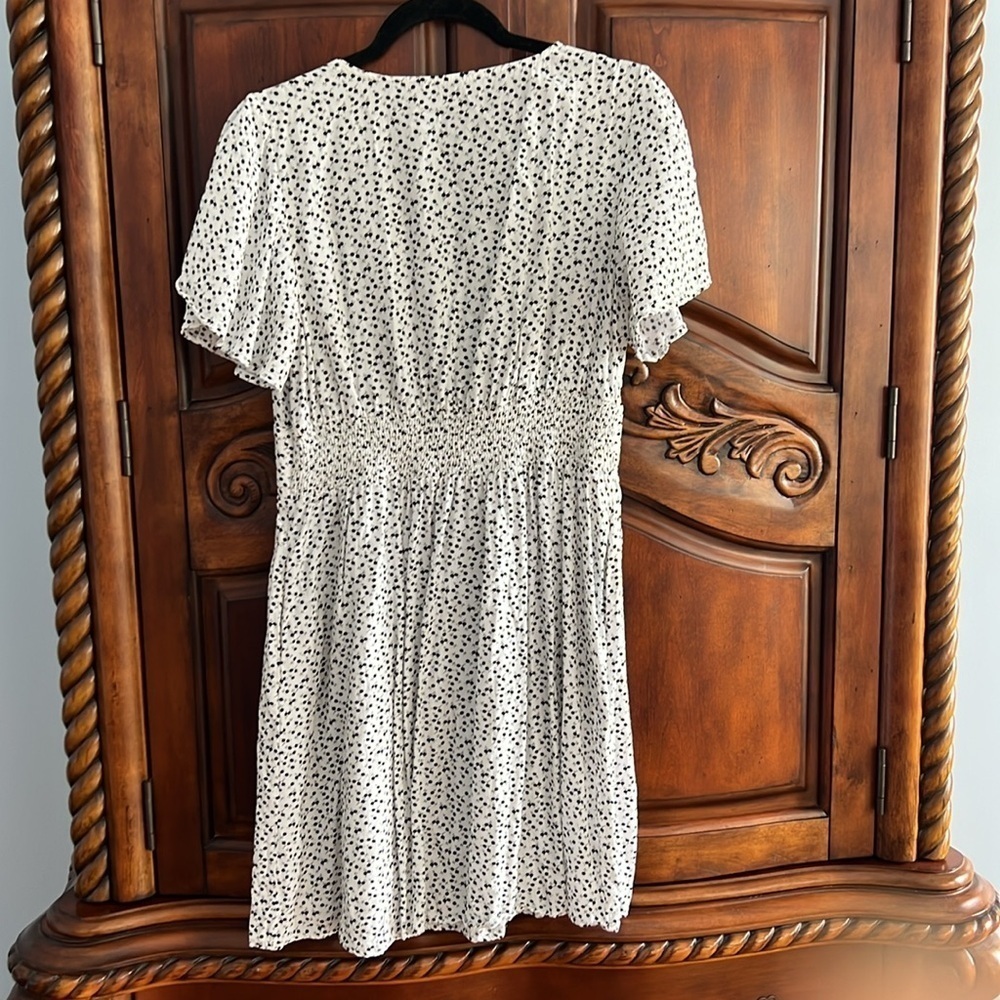 LOFT floral flutter V neck pocket dress- size 10 - Picture 5 of 8